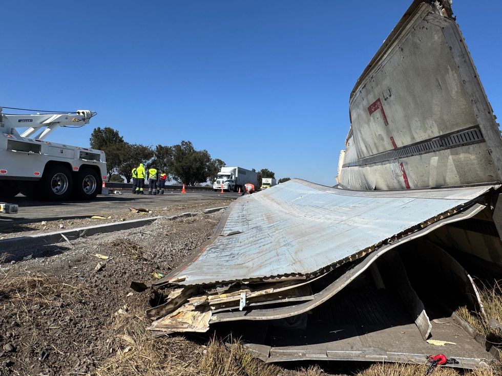 Tr\u00e1iler volcado con carga de pl\u00e1tano esparcida en autopista M\u00e9xico-Quer\u00e9taro kil\u00f3metro 127