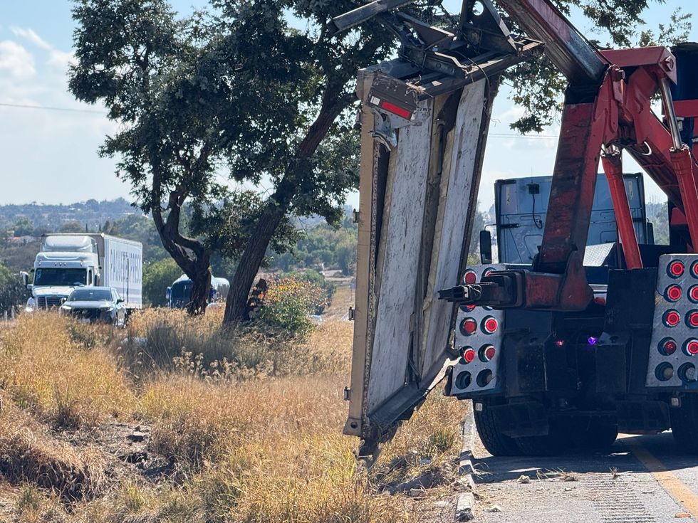 Tr\u00e1iler volcado con carga de pl\u00e1tano esparcida en autopista M\u00e9xico-Quer\u00e9taro kil\u00f3metro 127