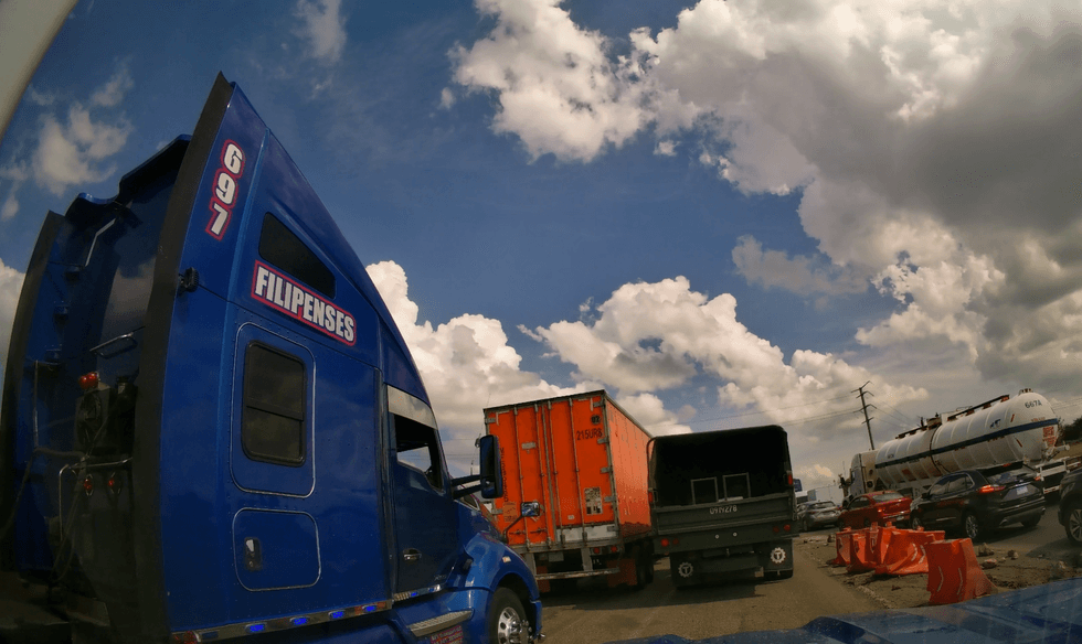 Tr\u00e1ilers circulan en tramo de obras de la carretera M\u00e9xico-Quer\u00e9taro.