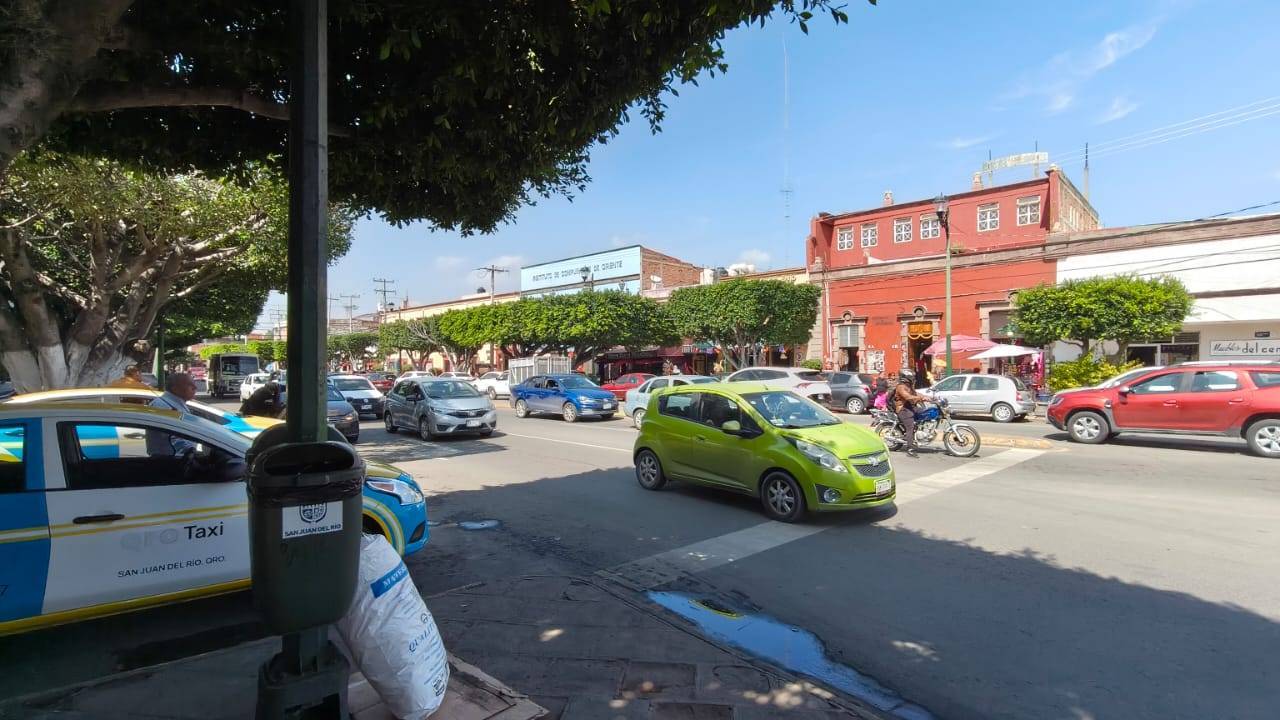 Tr\u00e1nsito vehicular en una calle de San Juan del R\u00edo, con rutas alternas recomendadas por la Cabalgata de D\u00eda de Muertos