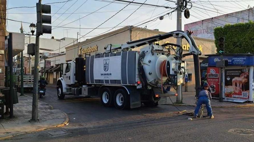 Trabaja JAPAM en limpieza de drenes previo a lluvias en San Juan del Río.