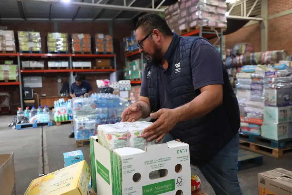 Trabajador clasifica productos donados en una bodega del DIF Estatal