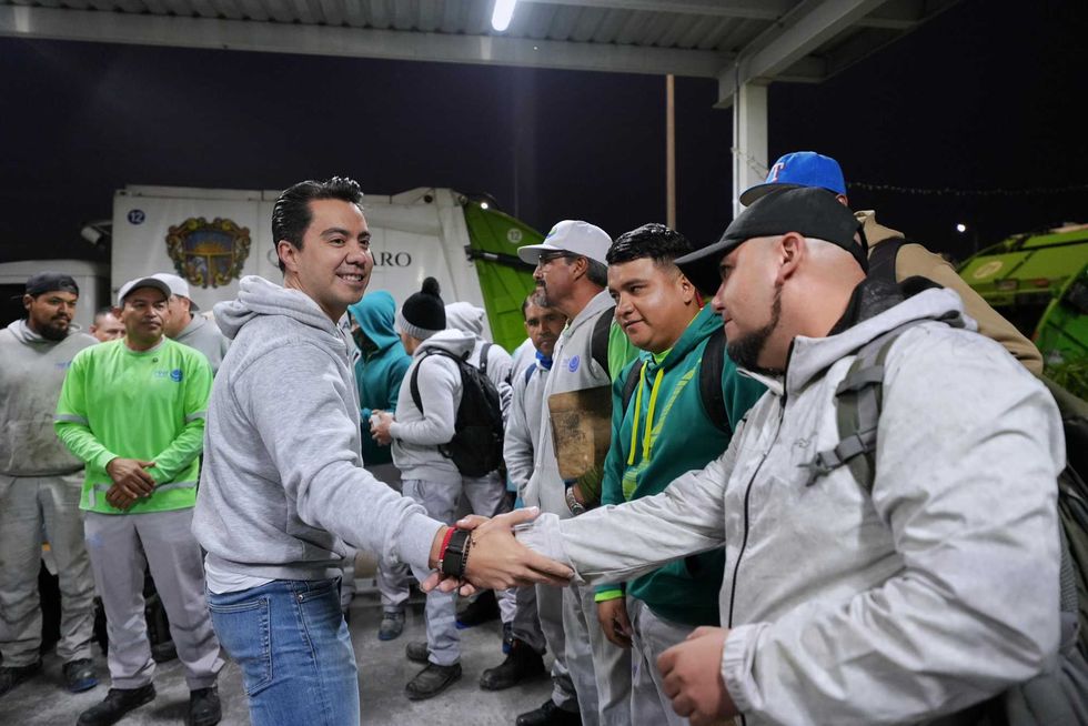 Trabajador de limpia saluda al alcalde Felifer Mac\u00edas junto a cami\u00f3n recolector del municipio de Quer\u00e9taro