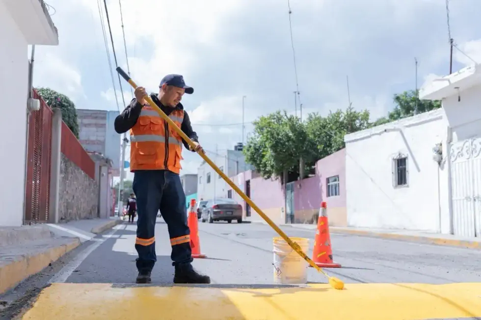 Trabajador pinta de amarillo un reductor de velocidad en una calle de Cerro Gordo, San Juan del R\u00edo.
