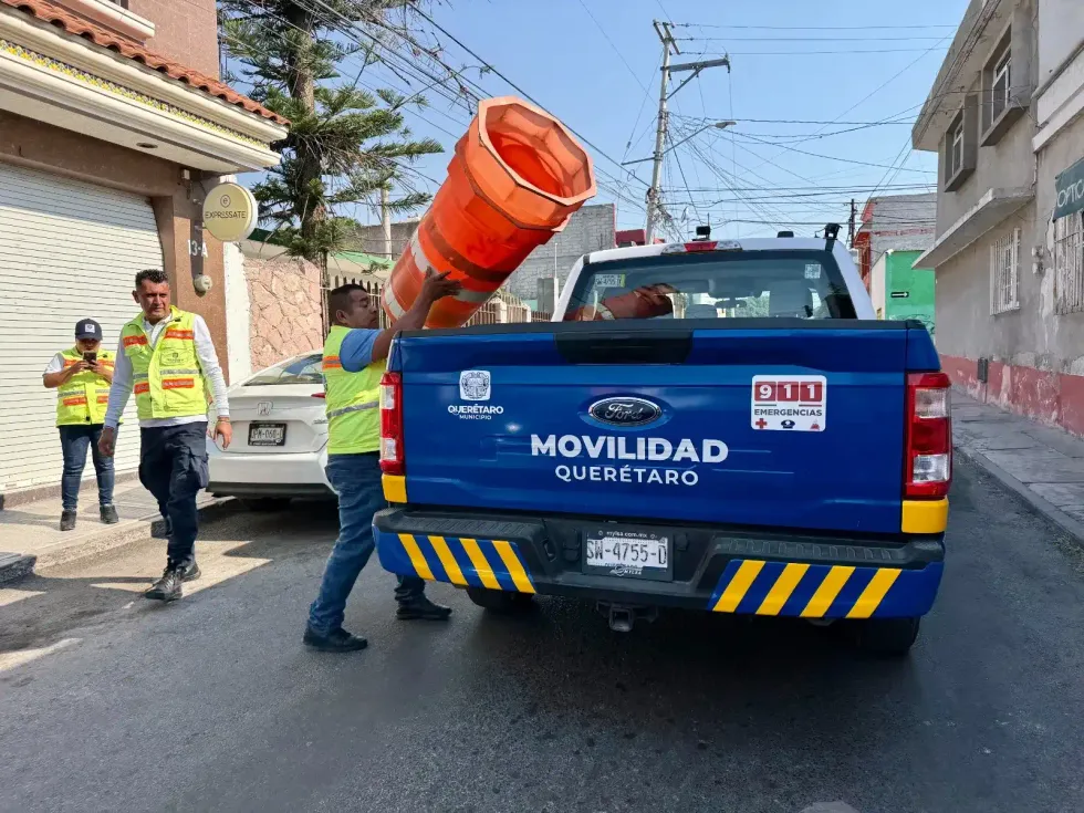 Trabajador sube un trafitambo naranja a la batea de una camioneta de Movilidad Quer\u00e9taro