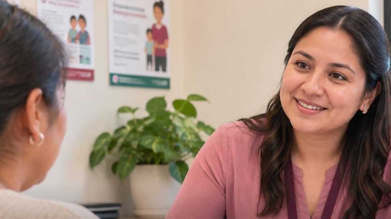Trabajadora social de salud orienta a una paciente en consulta en una clínica de Querétaro en 2026