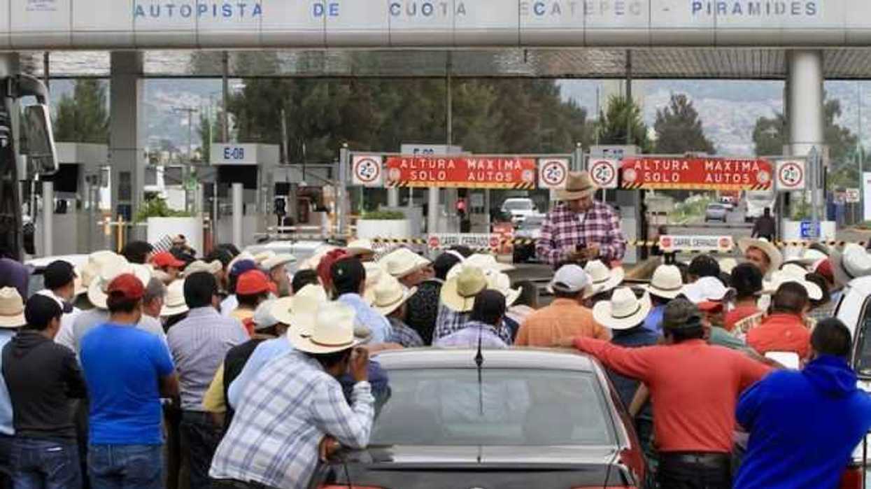 trabajadores-agricolas-marchan-de-san-antonio-abad-al-zocalo-capitalino.jpg