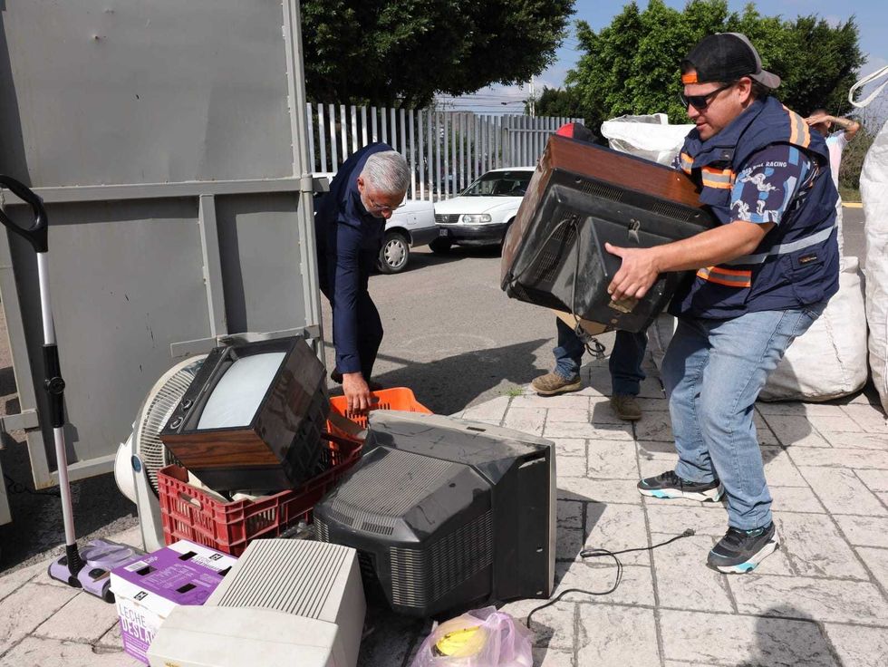 Trabajadores cargan televisores de tubo durante la jornada de recolecci\u00f3n del Reciclat\u00f3n en San Juan del R\u00edo