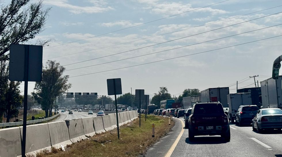 Trabajadores de construcci\u00f3n en obras de la autopista M\u00e9xico-Quer\u00e9taro denuncian fraude de residente de obra quien huy\u00f3 con pagos en efectivo.