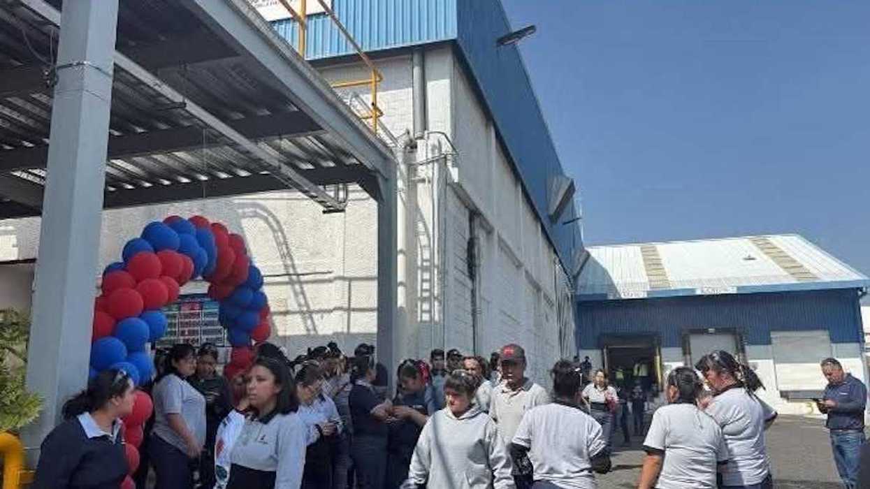 Trabajadores de Grupo ABC de México concentrados en los patios de la planta uno del Nuevo Parque Industrial San Juan del Río durante paro por utilidades.