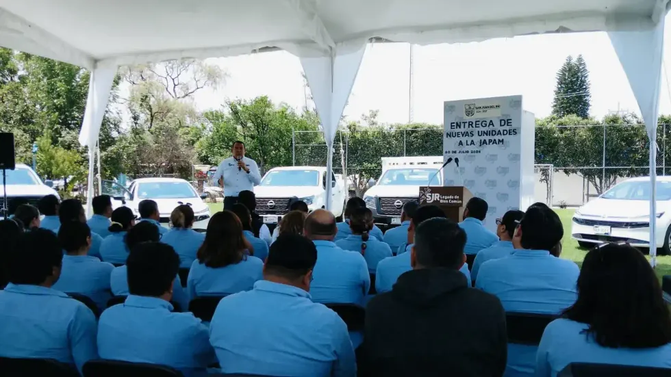 Trabajadores de JAPAM durante el acto de entrega de 12 veh\u00edculos nuevos en San Juan del R\u00edo