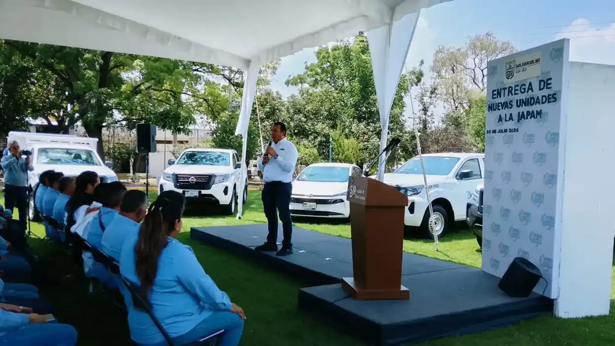 Trabajadores de JAPAM durante el acto de entrega de 12 vehículos nuevos en San Juan del Río