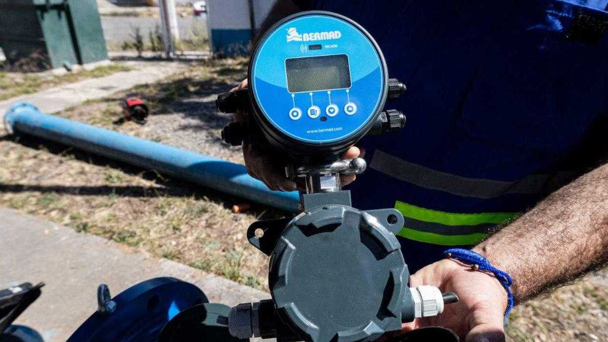 Trabajadores de JAPAM instalan macromedidor digital con sistema de telemetría en pozo de agua potable en San Juan del Río, Querétaro, programa PRODDER 2025.