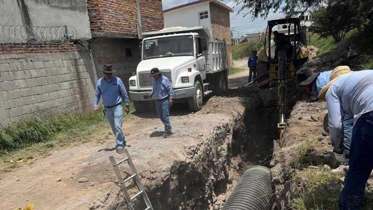 Trabajadores de JAPAM realizan labores de desazolve y limpieza en el drenaje de la colonia Villas del Puente, en San Juan del Río.