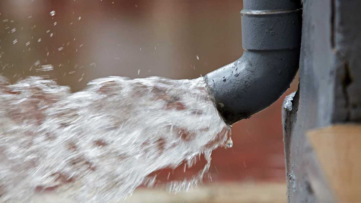 Trabajadores de JAPAM realizan labores de reparación en la red de distribución del pozo 6, que provocó la suspensión temporal del servicio de agua en 10 colonias de San Juan del Río.