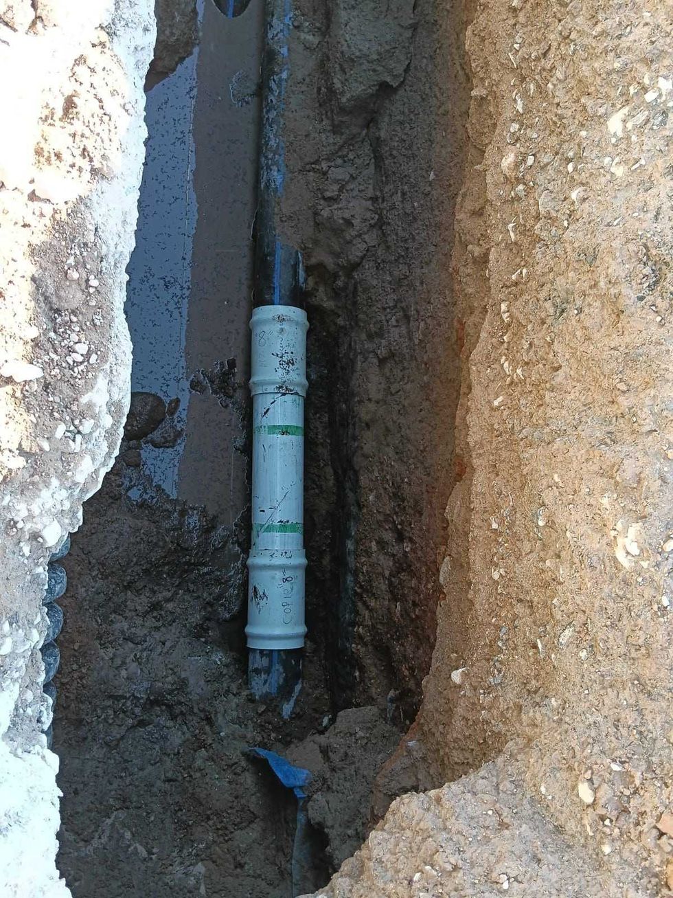 Trabajadores de la CEA Quer\u00e9taro reparan fuga de agua en v\u00eda p\u00fablica como parte del programa de recuperaci\u00f3n h\u00eddrica 2026