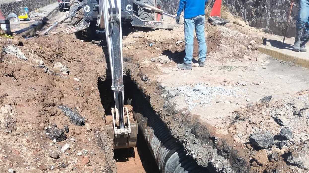Trabajadores de la CEA Querétaro reparan fuga de agua en vía pública como parte del programa de recuperación hídrica 2026