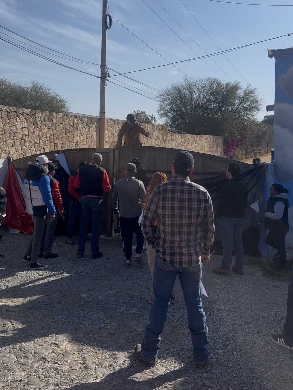 Trabajadores de Vi\u00f1edos La Redonda durante la huelga por adeudo salarial en Ezequiel Montes Quer\u00e9taro exigen pago de salarios