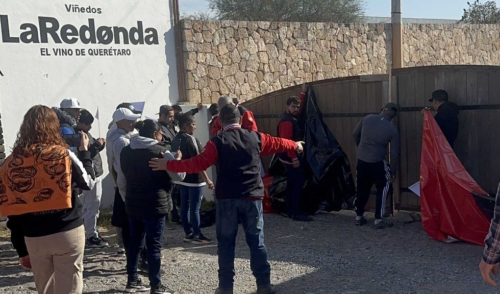Trabajadores de Vi\u00f1edos La Redonda durante la huelga por adeudo salarial en Ezequiel Montes Quer\u00e9taro exigen pago de salarios