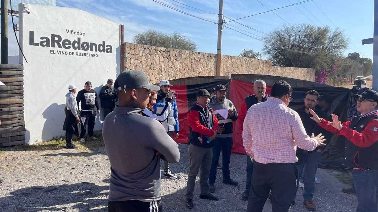 Trabajadores de Viñedos La Redonda durante la huelga por adeudo salarial en Ezequiel Montes Querétaro exigen pago de salarios