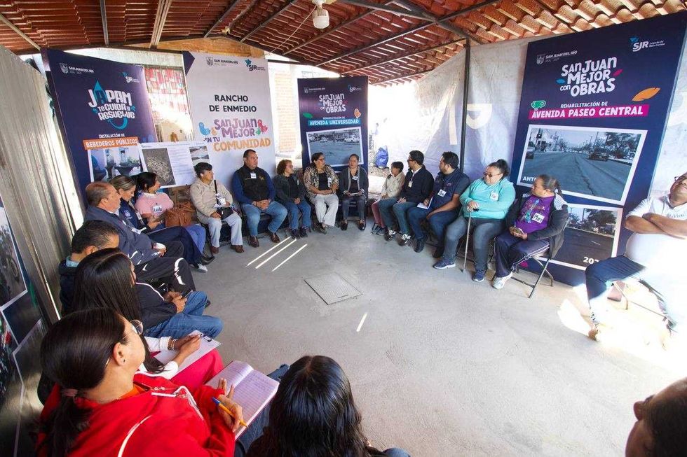 Trabajadores del municipio de San Juan del R\u00edo realizan labores de pintura en reductores de velocidad en la comunidad Rancho de Enmedio, Quer\u00e9taro