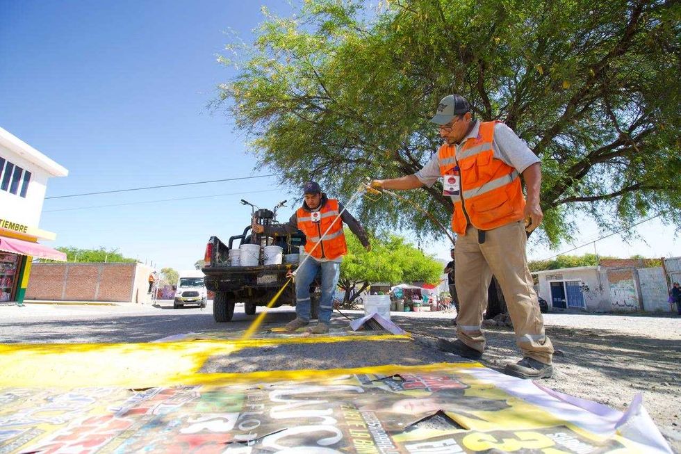 Trabajadores del municipio de San Juan del R\u00edo realizan labores de pintura en reductores de velocidad en la comunidad Rancho de Enmedio, Quer\u00e9taro
