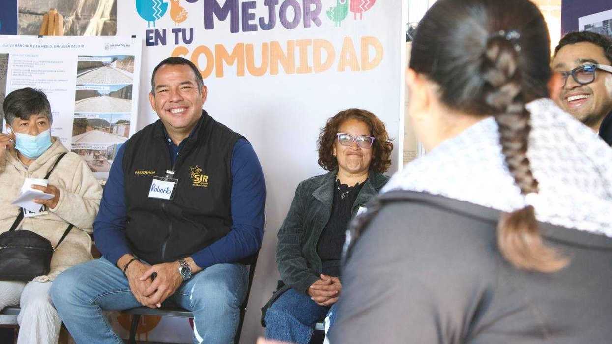 Trabajadores del municipio de San Juan del Río realizan labores de pintura en reductores de velocidad en la comunidad Rancho de Enmedio, Querétaro