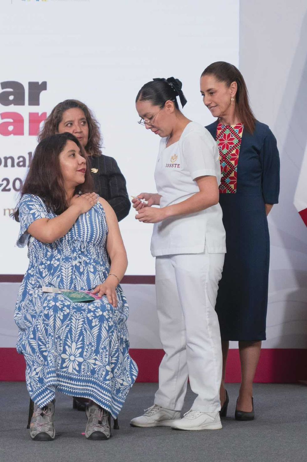 Trabajadores en planta industrial de M\u00e9xico durante jornada de trabajo en 2026, empleo formal r\u00e9cord IMSS