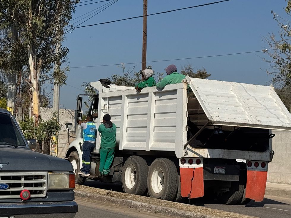 Trabajadores municipales atienden solicitudes de brigada servicios p\u00fablicos Arcila San Juan del R\u00edo