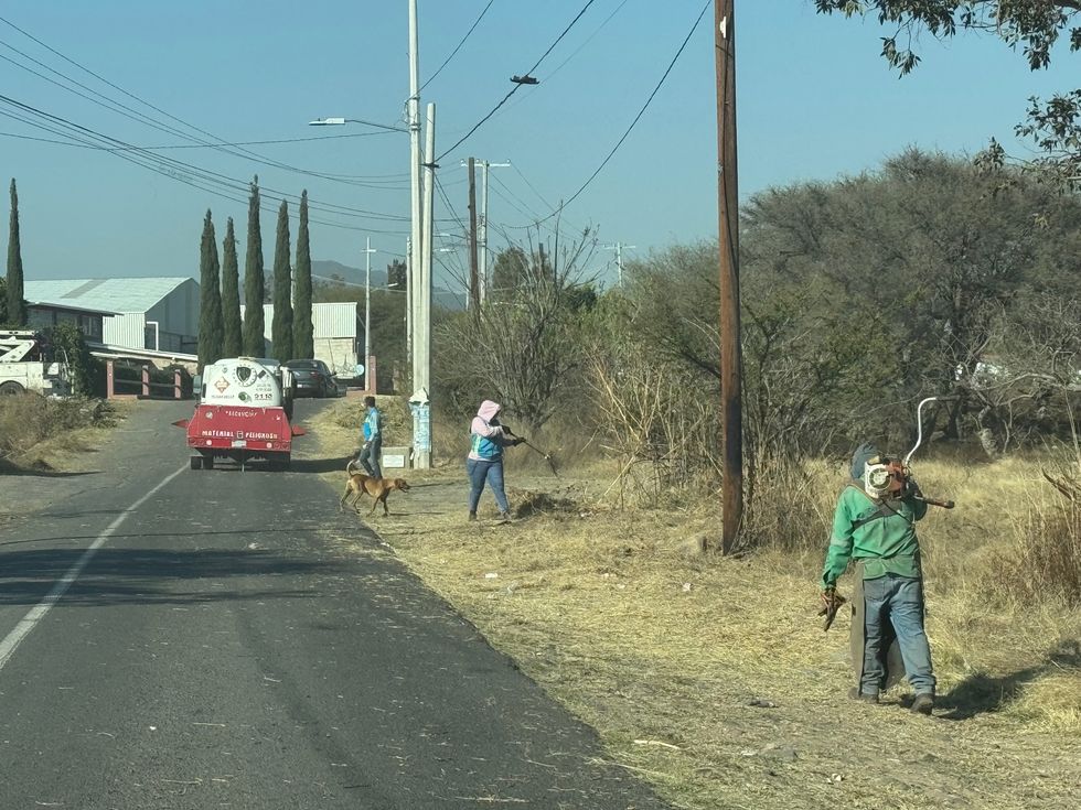 Trabajadores municipales atienden solicitudes de brigada servicios p\u00fablicos Arcila San Juan del R\u00edo