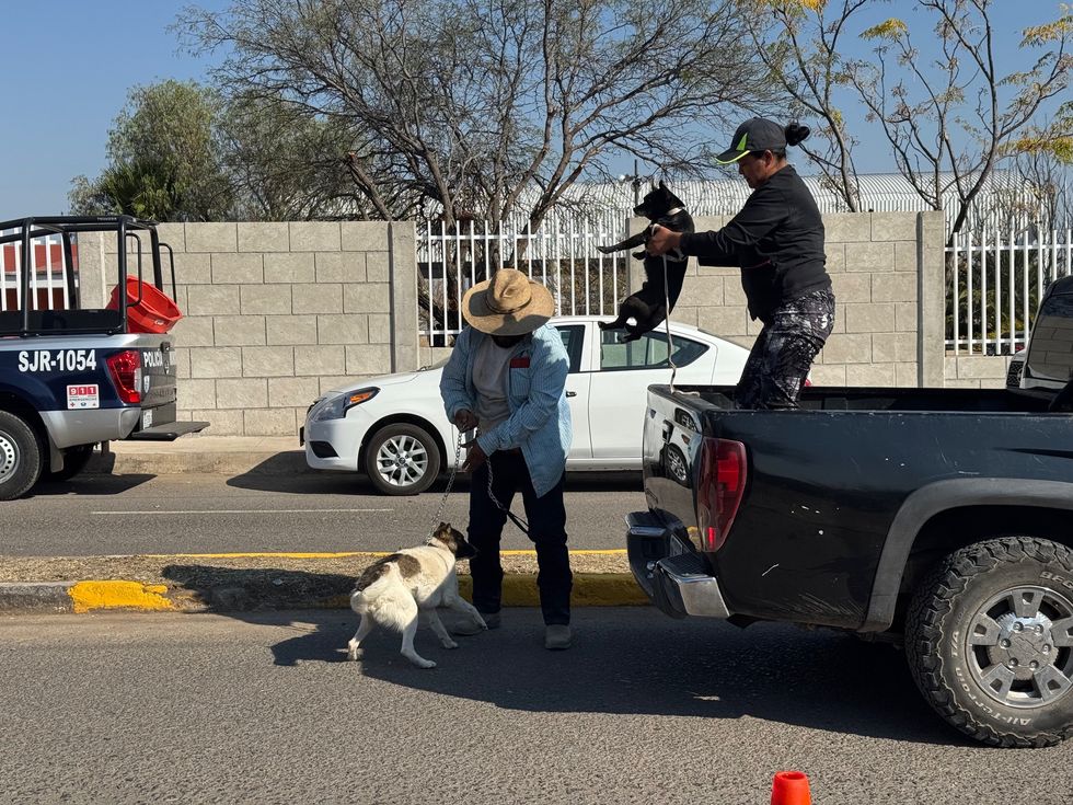 Trabajadores municipales atienden solicitudes de brigada servicios p\u00fablicos Arcila San Juan del R\u00edo