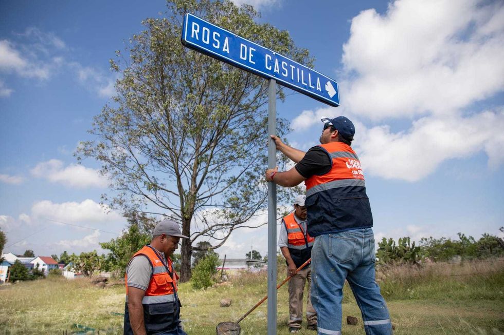 Trabajadores municipales instalan se\u00f1al preventiva peatonal en zona escolar de Rosa de Castilla, San Juan del R\u00edo