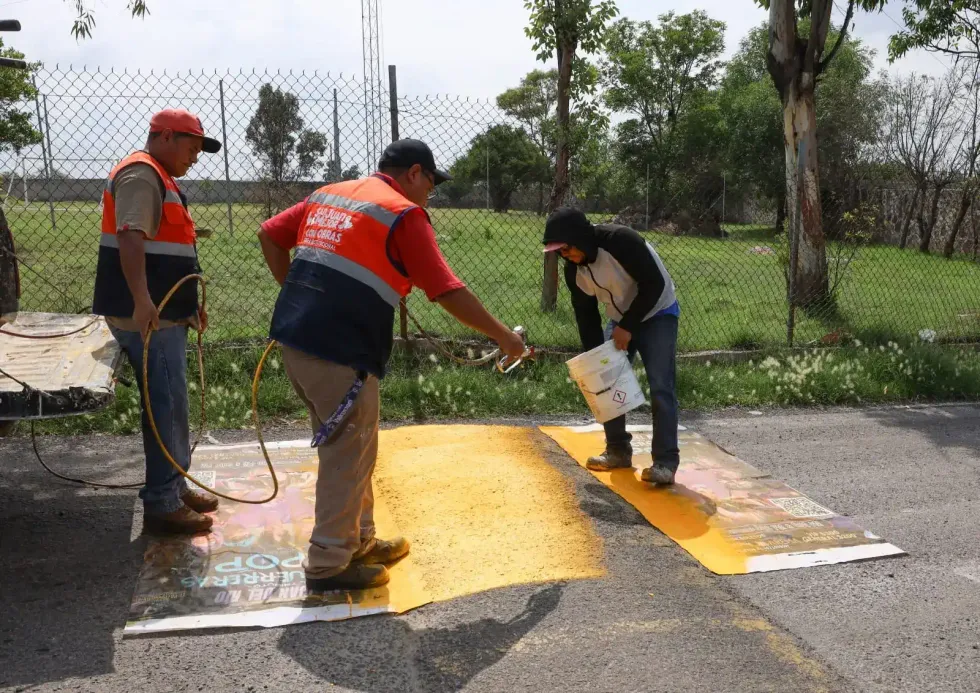Trabajadores municipales pintan reductor de velocidad amarillo en calle de Soledad del R\u00edo