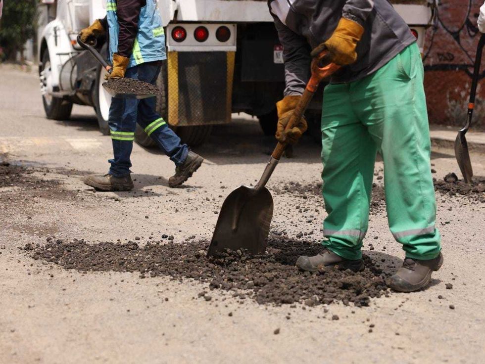 Trabajadores municipales realizan labores de bacheo con mezcla asf\u00e1ltica en La Estancia, San Juan del R\u00edo.
