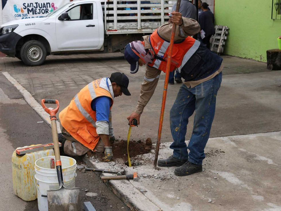 Trabajadores municipales realizan trabajos de obra vial en banqueta de San Germ\u00e1n, San Juan del R\u00edo