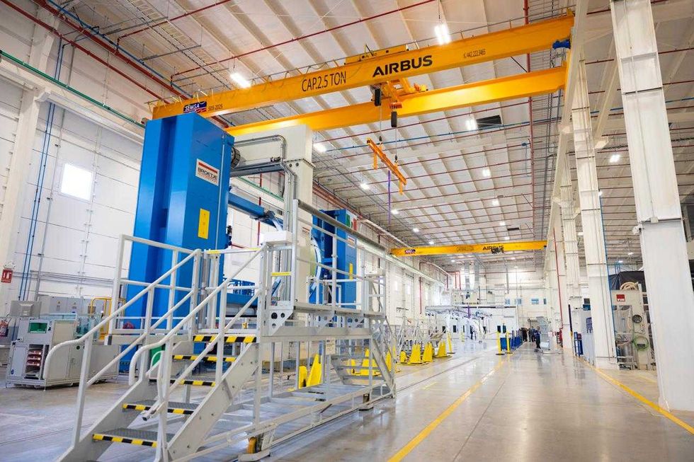 Trabajadores operan maquinaria en la nueva nave de fabricaci\u00f3n de puertas de Airbus en Quer\u00e9taro.