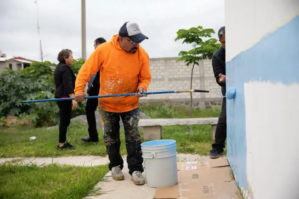 Trabajadores pintan inmueble comunitario en San Javier