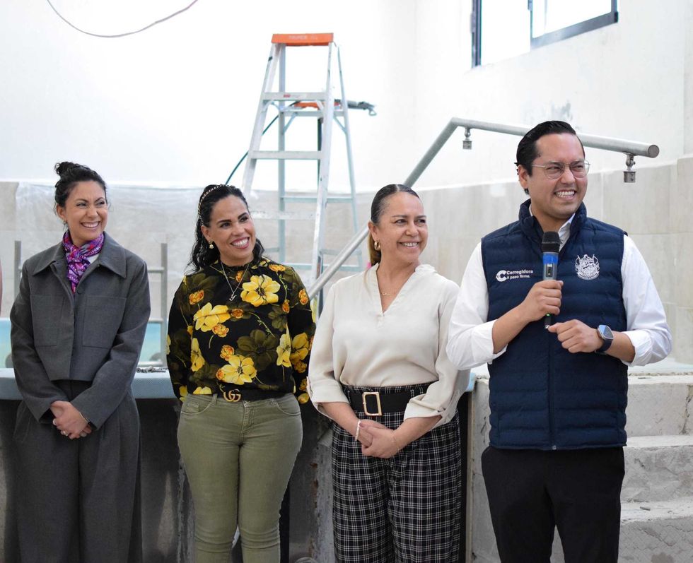 Trabajadores realizan labores de mantenimiento en la Unidad B\u00e1sica de Rehabilitaci\u00f3n del DIF Corregidora donde se invierte 6.3 millones de pesos