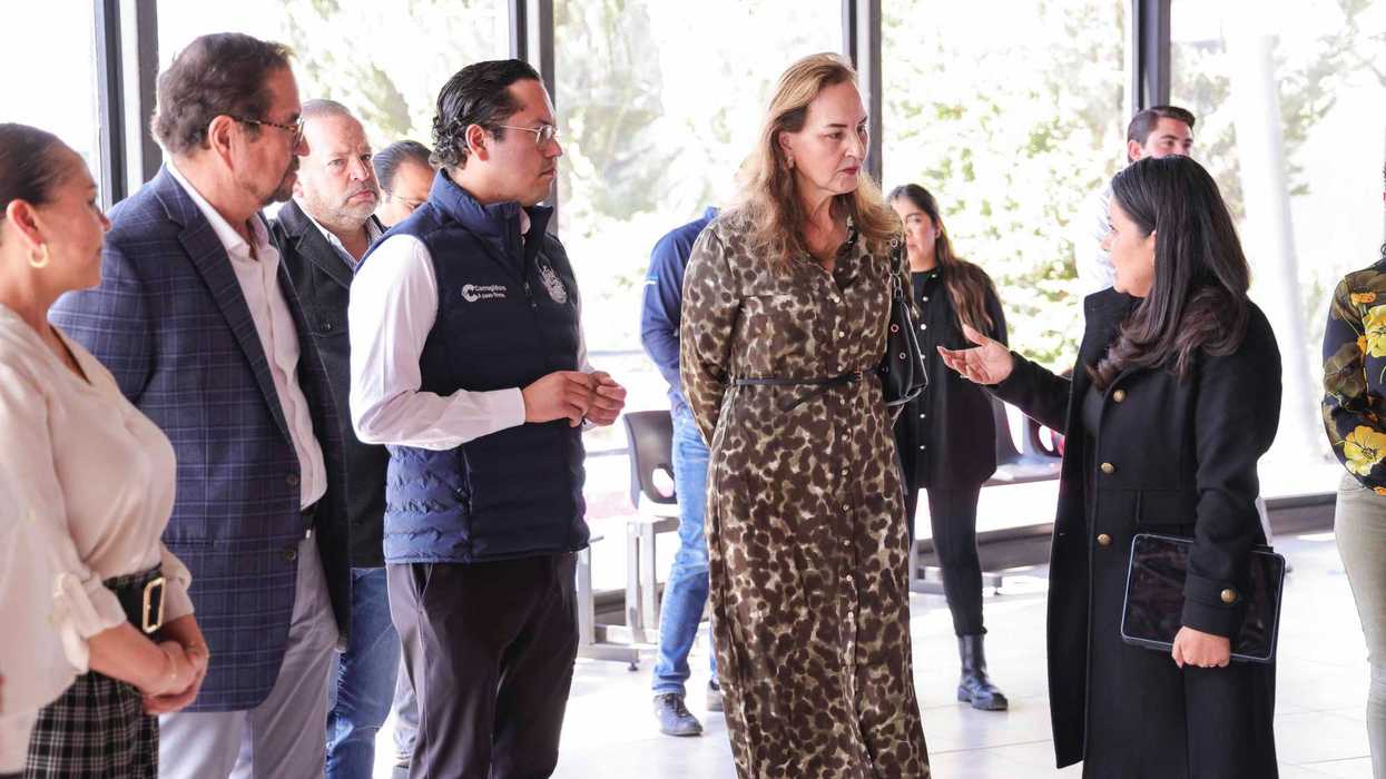 Trabajadores realizan labores de mantenimiento en la Unidad Básica de Rehabilitación del DIF Corregidora donde se invierte 6.3 millones de pesos