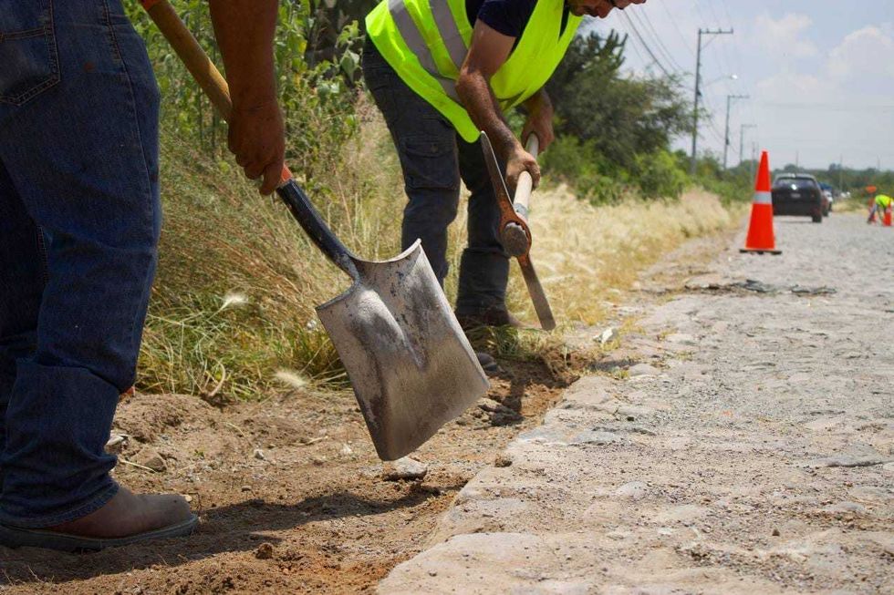 Trabajadores realizan labores de rehabilitaci\u00f3n en el Antiguo Camino Nacional de San Juan del R\u00edo.