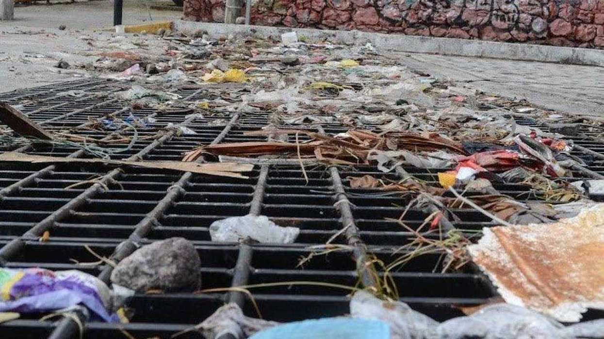 Trabajadores realizan limpieza de drenes en el cauce del río de San Juan del Río como medida preventiva ante las lluvias.