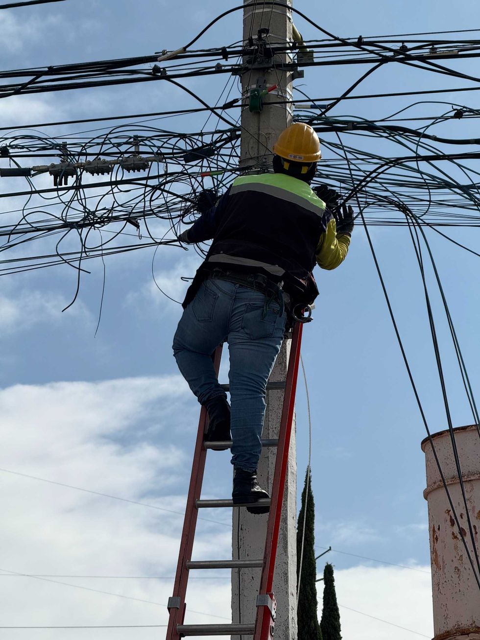 Trabajadores retiran cableado en desuso de postes en avenida de Quer\u00e9taro durante jornada municipal