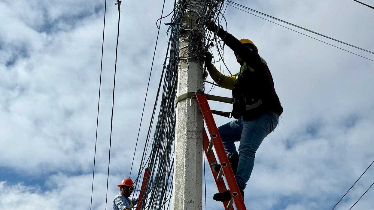Trabajadores retiran cableado en desuso de postes en avenida de Querétaro durante jornada municipal
