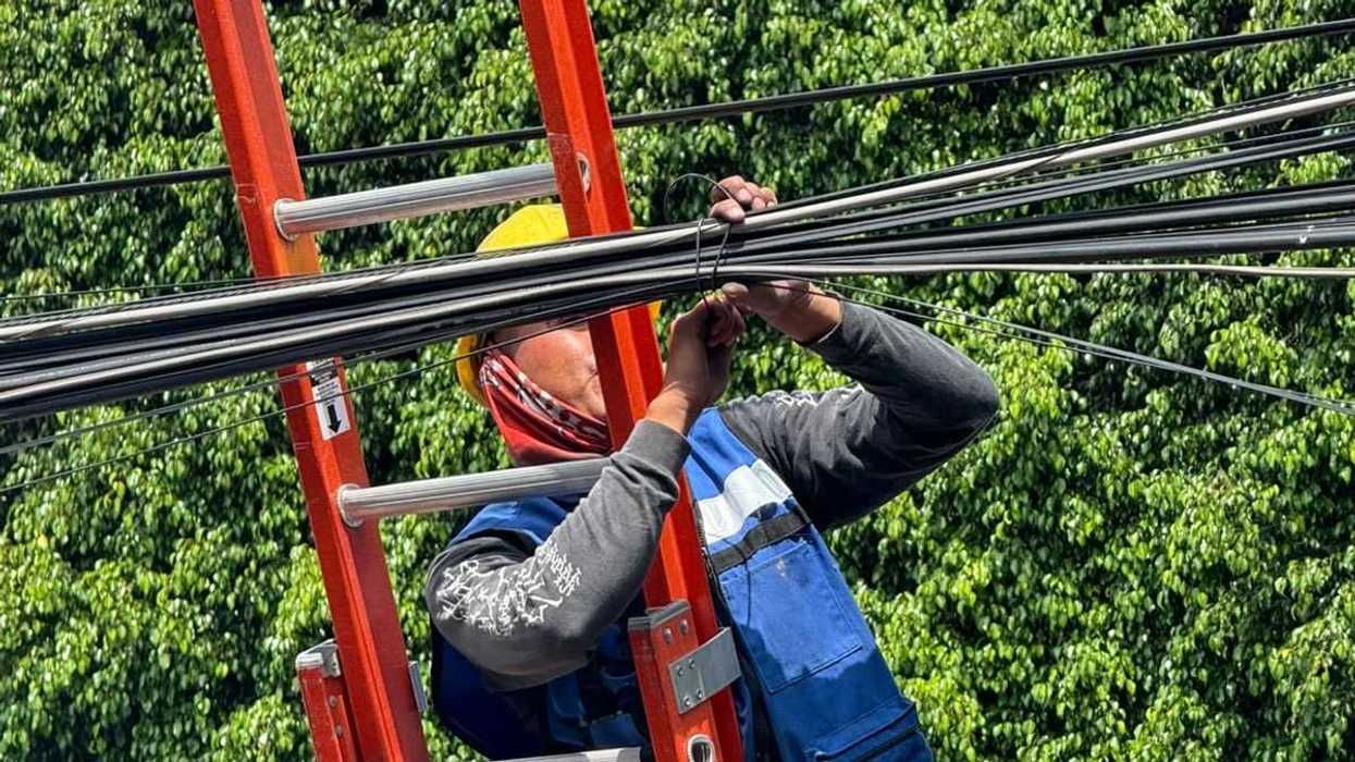 Trabajadores retiran cableado en desuso de postes en vialidad del municipio de Querétaro durante jornada 2026