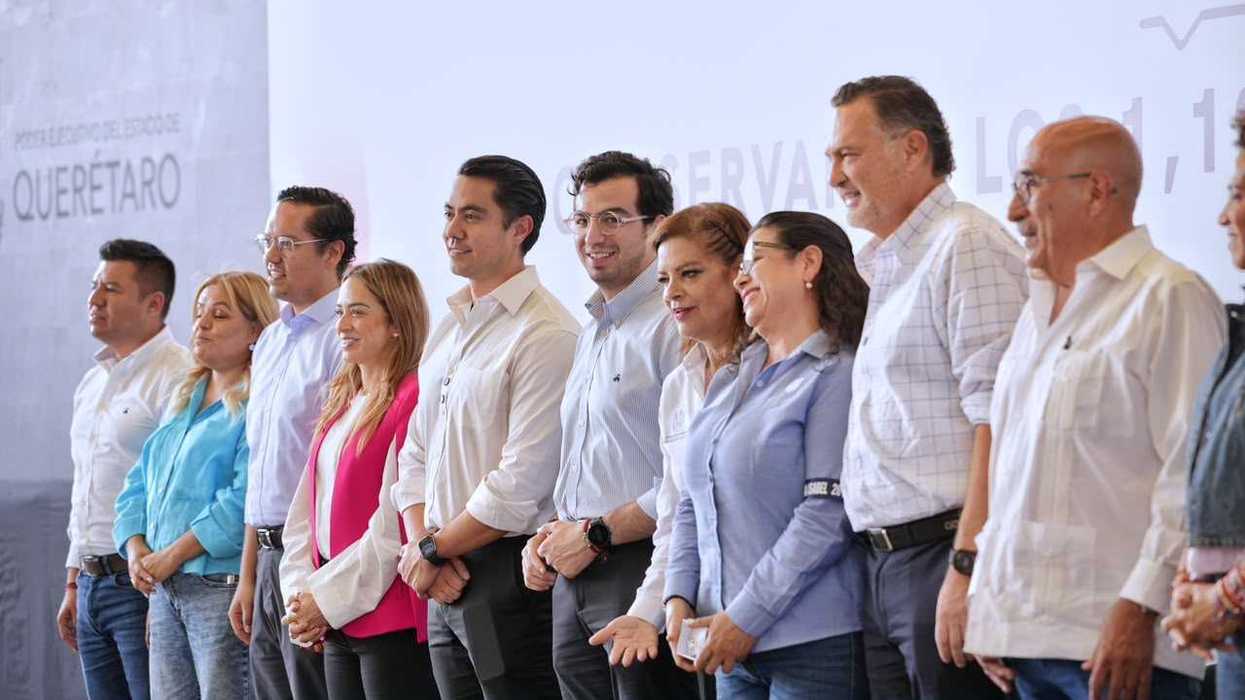 Trabajadores y personal posan frente al letrero de la Comisión Estatal de Infraestructura en el festejo del Día del Caminero