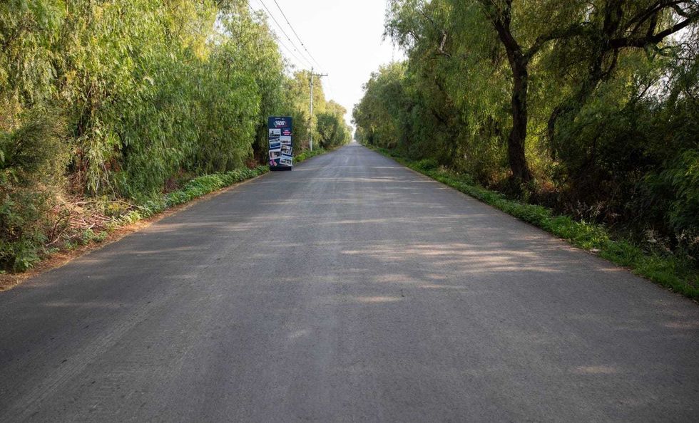 Trabajos de asfaltado en camino intermunicipal La Valla-La Fuente supervisados por Roberto Cabrera en San Juan del R\u00edo