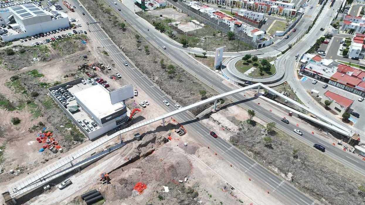 Trabajos de construcción del puente peatonal sobre el Anillo Vial Junípero Serra, a la altura de avenida Pie de la Cuesta