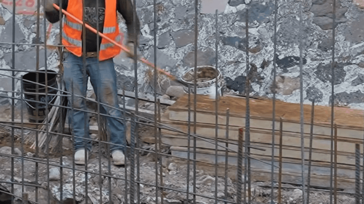 Trabajos de construcción en el Dren Peñuelas, donde un trabajador de una empresa contratista sufrió una caída que le costó la vida en Querétaro.
