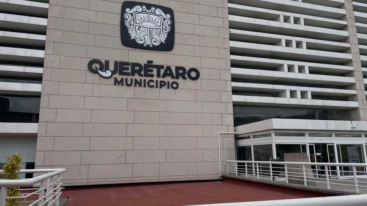 Trabajos de construcción en la obra de la calle Obreros, donde un trabajador perdió la vida tras un incidente; el municipio anunció apoyo económico para su familia.