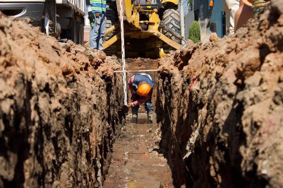 Trabajos de excavaci\u00f3n y empedrado en calle Aguascalientes, Colonia M\u00e9xico, San Juan del R\u00edo, 2026
